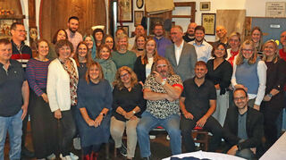 Die geehrten Mitarbeiterinnen und Mitarbeiter der Jugendhilfe Creglingen zusammen mit Geschäftsführer Werner Fritz und der Vorstandsvorsitzenden des Vereins, Sabine Kutterolf-Ammon.