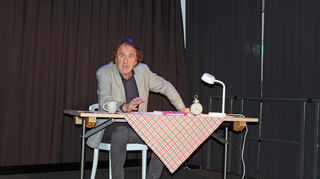 Stefan Waghubinger hielt dem Publikum in der Alte Füllerei in Distelhausen seinen satirischen Spiegel vor