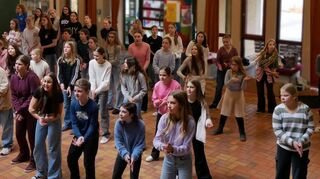 Es darf gesungen, getanzt, gerockt werden – etwa 60 junge Schauspieler bei der Probe zu „Robin Hood junior“ sind mit Leidenschaft dabei.