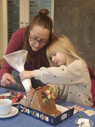 Die fünfjährige Jana ist schon fast ein „Profi“ im Verzieren ihres Lebkuchenhauses. Hilfe von Irina Joas ist gar nicht nötig.
