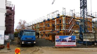 Richtfest an der neuen Mensa: Die Rohbauarbeiten für die neue Mensa der Umpfertalschule (Bild) sind bereits weit fortgeschritten. In der Gemeinderatssitzung am Montag gab Bürgermeisterin Heidrun Beck den Termin für das Richtfest bekannt, das für den 4. Dezember geplant ist. Nach dem jetzigen Zeitplan soll die Inbetriebnahme des neuen Gebäudes im Sommer 2026 zum Schuljahresbeginn erfolgen.