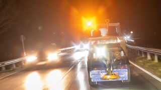 Ein Streufahrzeug fährt bei Minustemperaturen auf einer Landstraße. Jahreszeitbedingt müssen Autofahrer ab sofort vor allem in den frühen Morgenstunden und am Abend mit glatten Straßen rechnen, so die Polizei. (Symbolbild)