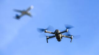 Drohnen über oder direkt neben Flughäfen aufsteigen zu lassen, ist jetzt schon verboten. (Symbolbild)