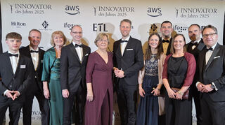 Die stolze Wertheimer Delegation bei der Auszeichnung der Kommune als „Innovationsort 2025“ in Berlin: (von links) Emil und Dr. Stefan Seibold, Songrit Breuninger, Axel Wältz, Brigitte Kohout, Oberbürgermeister Markus Herrera Torrez, Katharina Saur, Ulrike Müller, Thomas Müller, Stefan Kempf und Jürgen Strahlheim.