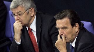 Bundeskanzler Gerhard Schröder hatte es mit noch knapperen Mehrheiten zu tun. (Archivbild)