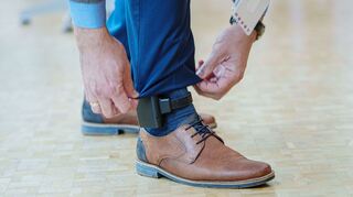 Die elektronische Fußfessel soll bei gewalttätigen Ex-Partnern oder Angehörigen ein Signal senden, wenn sich der Täter - bewusst oder unbewusst - dem Opfer nähert. (Symbolbild)