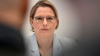 Der Entwurf von Bundesjustizministerin Stefanie Hubig (SPD) sieht vor, dass der Antrag auf elektronische Aufenthaltsüberwachung beim Familiengericht gestellt wird. (Archivbild)