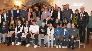 Ehrung: 16 junge Erfinderinnen und Erfinder wurden im Rahmen des Wettbewerbs „Kreative Köpfe“ Wertheim ausgezeichnet. Glückwünsche bekamen sie von allen Unterstützern des Projekts.