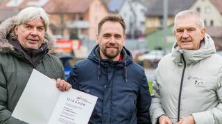 Sebastian Asum (Mitte) wurde für 20 Jahre aktiver Fußballer des VfR Gommersdorf geehrt. Links im Bild BFV-Präsident Ronny Zimmermann, rechts der Buchener Fußballkreisvorsitzender Horst Saling.