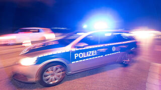 Die Flucht setzte sich auf der A3 fort, wo der Fahrer auf dem Standstreifen an einem Stau vorbeifuhr und schließlich im Baustellenbereich mit einem Sattelzug kollidierte.