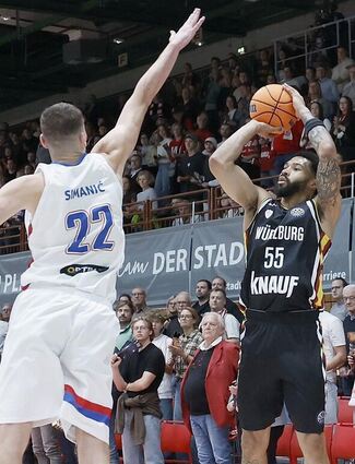 Mit zwölf Punkten allein im ersten Viertel legte der kanadische Nationalspieler David Muenkat (rechts, hier eine Szene aus dem Hinspiel) schon früh den Grundstein für den hohen Würzburger Auswärtssieg.