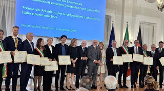 Die Preisträger des deutsch-italienischen Partnerschaftspreises mit Bundespräsident Steinmeier und Staatspräsident Mattarella. Mit dabei: Wertheims Oberbürgermeister Markus Herrera Torrez (Zweiter von links).