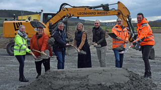 Spatenstich für das Distelhäuser Baugebiet Kiesling (von links): Melissa Schaub, Heike Haas, Dieter Kuhn, Bürgermeisterin Anette Schmidt, Xaver Baumann, Jochen Eidel und Felix Deeg.