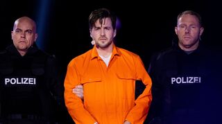 Die Inszenierung war immer betont modern: Hier wird Jesus (Alexander Klaws) von deutschen Polizisten vorgeführt. (Archivbild)