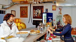 Marion Bhalla (rechts) nimmt sie sich Zeit für ihre Gäste. Ein kurzer Plausch gehört hier immer dazu.