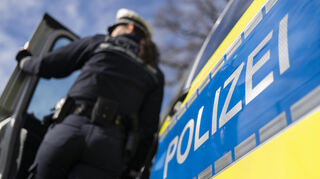 Die Polizei erinnert daran, bereits bei stockendem Verkehr eine Rettungsgasse zu bilden und keine Aufnahmen von Unfallstellen zu fertigen.