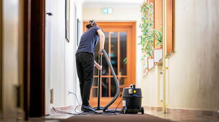 Ein Rentnerehepaar hatte über Kleinanzeigen nach einer Haushaltshilfe gesucht.