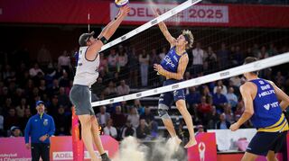 Der Schwede David Ahman (M) schlägt im WM-Halbfinale gegen Nils Ehlers.