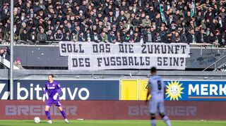 Die Fans protestieren weiter gegen die geplanten Maßnahmen der Politik in Fußball-Stadien, hier Anhänger von Hannover 96.