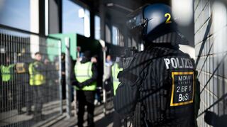 Die Fans stören sich oft auch an der Polizei-Präsenz.