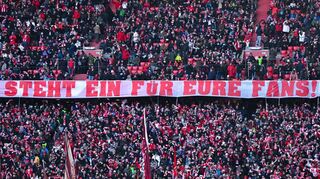 Ein Fan-Plakat in der Münchner Arena.