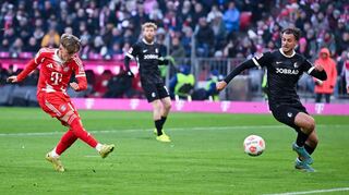 Lennart Karl (l) trifft zum 1:2 - ausnahmsweise mit dem rechten Fuß.