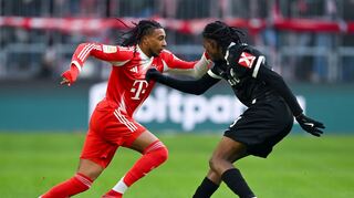 Nicht zu stoppen: Michael Olise (l) war gegen Freiburg an fünf Bayern-Toren direkt beteiligt.