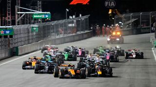 Bei seinem Manöver gegen Max Verstappen (vorne rechts) verzockt sich Lando Norris (vorne rechts)