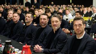 Die Profimannschaft des BVB lauschte der Abschiedsrede von Watzke als Chef der Geschäftsführung