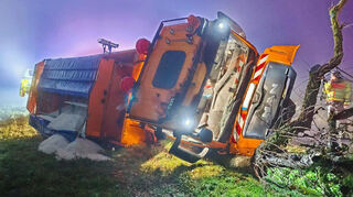 Nachdem er zuvor einem anderen Verkehrsteilnehmer ausweichen musste, landete dieses Streufahrzeug aus dem Main-Tauber-Kreis nahe Sichertshausen im Straßengraben.