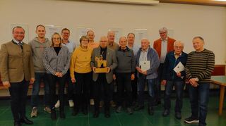 Der Preisträger des Alfons-Müller-Gedächtnispreises Walter Wendel zusammen mit seiner Ehefrau Christa, weiteren Geehrten und Ausschussmitgliedern des TSV Markelsheim.