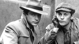 Udo Kier (l) mit Schauspieler Helmut Berger (r) während der Dreharbeiten zu dem Tessari-Film «Das fünfte Gebot». (Archivbild)