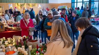 Reges Treiben in der Festhalle: Zwischen Geschenkartikeln und Dekoobjekten herrschte am Samstag durchgehend lebhafte Atmosphäre.