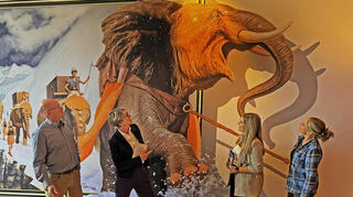 „Elefanten. Wildtiere und Kulturikonen“ heißt die neue Sonderausstellung im Residenzschloss. An einer interaktiven Fotostation kann man Erinnerungsfotos in dreidimensionalen Formaten machen. Im Bild (von links) Prof. Dr. Kai Füldner, Patricia Alberth, Katja von Molitor und Maren Allmers.