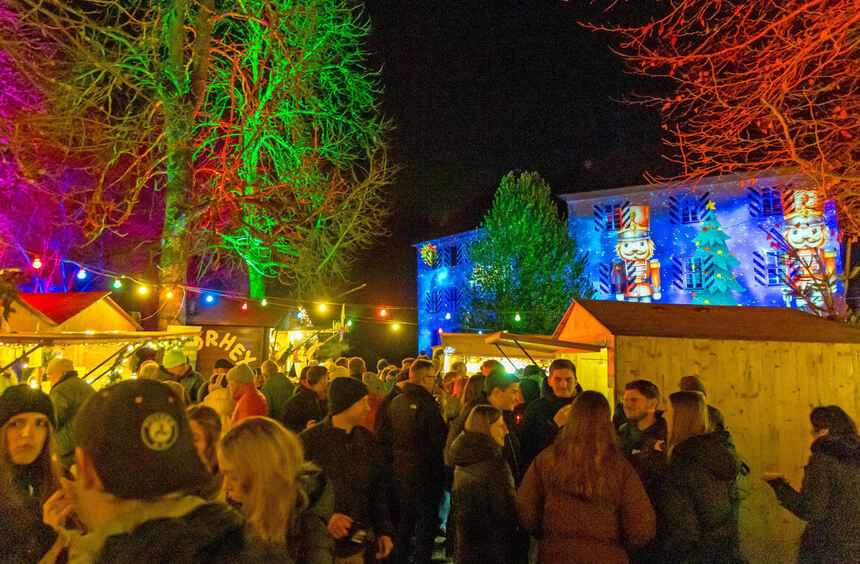 Sparkling sea of lights and many visitors at the Adelsheim Christmas ...