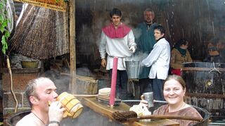 <p>In das Treiben eines mittelalterlichen Marktes lässt es sich bei der "Burgkurzweyl zu Cullesheym" vortrefflich eintauchen. Am Wochenende feierten die Külsheimer dabei ausgiebig. Sie ließen sich auch vom schlechten Wetter am Samstag nicht den Spaß verderben. Gut "aussitzen" ließen sich die Regenschauer im mit heißem Wasser gefüllten Zuber des Baders.</p>