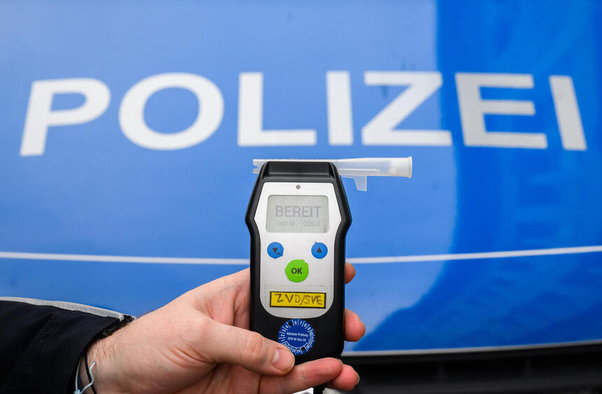 Betrunkener Autofahrer verursacht 10.000 Euro Schaden
