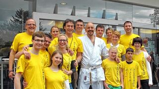 <p>Veranstalter Schlatt im Karate-Anzug mit einigen Helfern aus der Karateabteilung. In den gelben T-Shirts waren sie vier Tage lang nicht zu übersehen.</p>