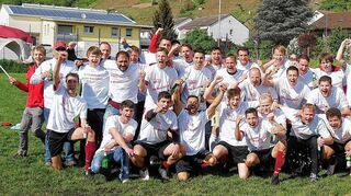 <p>Fußballer, Fans und Funktionäre des SC Freudenberg bejubeln auf diesem Bild den Titelgewinn in der Kreisklasse 3 Aschaffenburg. Die Mannschaft von Spielertrainer Patrick Zimlich machte gestern mit dem 2:0-Sieg beim FV Klingenberg alles klar.</p>