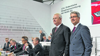 <p>Audi auf der Überholspur: Der Konzern hat 2012 knapp 1,5 Millionen Fahrzeuge ausgeliefert und den Umsatz von 44 auf 48,8 Milliarden Euro gesteigert. Entsprechend gut gelaunt präsentierten (stehend, von links) Aufsichtsratschef Martin Winterkorn und Vorstandsvorsitzender Rupert Stadler den Aktionären die Bilanz bei der Hauptversammlung in Neckarsulm.</p>