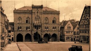 <p>Blick auf das Rathaus der Stadt Tauberbischofsheim Ende der 1930er Jahre.</p>