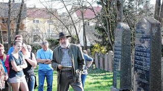 <p>Eine Besichtigung und knapp zweistündige Führung mit Hartwig Behr (Mitte) aus Markelsheim durch den örtlichen Judenfriedhof veranstaltete der Unterbalbacher Heimat und Kulturverein.</p>