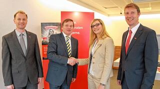 <p>Die Geschäftsstelle der Sparkasse in Freudenberg wird ab dem 1. Juni von Christine Spachmann geleitet. Das Bild zeigt sie zusammen mit (von links) Regionaldirektor Patrick Ertel, Bürgermeister Heinz Hofmann und Vorstandsmitglied Wolfgang Reiner.</p>