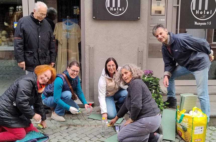 Wertheim: Volunteers clean the city's Stolpersteine
