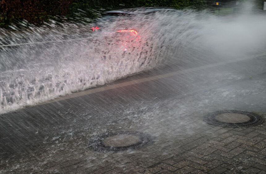 Severe weather with heavy rain: 30 people evacuated from pizzeria in ...