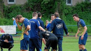 <p>Der Moment der Gewissheit: Nach der 1:2-Niederlage in Durlach ist der Abstieg für den TSV Höpfingen bittere Realität. Spieler und Vereins-Mitarbeiter sind enttäuscht und suchen Trost.</p>