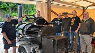 <p>Drei Tage lang ging es beim ersten Regionaltreffen Main-Tauber des Grillsportvereins in Laudenbach ausschließlich um dieses schöne Hobby. Mit von der Partie waren unter anderem (von links) Volker Synowzik aus Zell am Main (an seinem Smoker), Franz Eck aus Bernsfelden, Michael Ehrenfried aus Niederstetten, Christopher Wolfert aus Laudenbach, Steffen Lauer aus Weikersheim und Reiner Böhringer aus Tauberbischofsheim.</p>