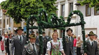 <p>Ein Farbenprächtiges Bild bot der Festzug am gestrigen Sonntag anlässlich des 125-jährigen Bestehens der Freiwilligen Feuerwehr Großrinderfeld.</p>