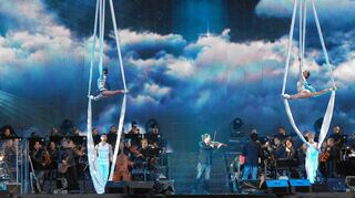 <p>Passend zum barocken Ambiente bot David Garrett den zahlreichen Fans auf dem Würzburger Residenzplatz eine prunkvolle Show.</p>