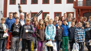 <p>Im Rahmen des Schüleraustausches mit der Partnerschule in Agendorf bei Sopron weilten 23 Schüler der Klassen fünf bis acht mit ihren Deutschlehrerinnen bei ihren Austauschschülern der Schefflenztalschule in Schefflenz und Umgebung.</p>